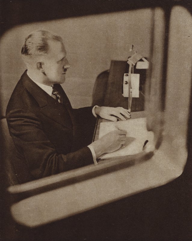 Nieuwslezer leest het nieuws in de studio