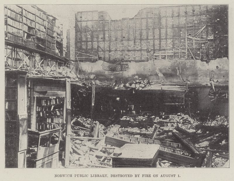 Norwich Openbare Bibliotheek, verwoest door brand op 1 augustus door English Photographer