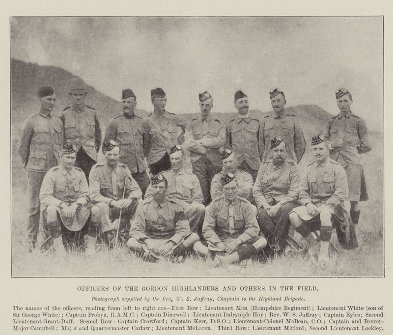 Officieren van de Gordon Highlanders en anderen in het veld door English Photographer