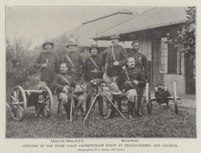 Officieren van de Niger Coast Protectorate Force bij het hoofdkwartier, Old Calabar door English Photographer