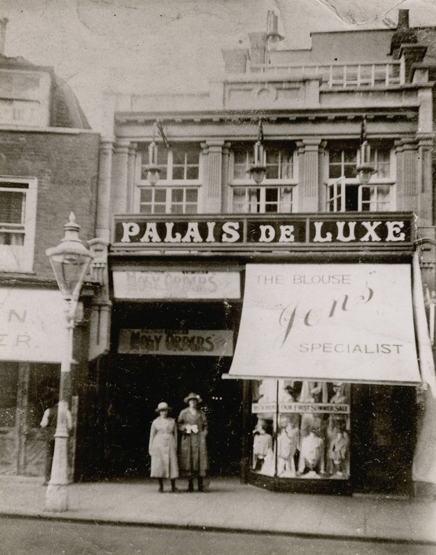 Palais de Luxe, High Street, Bromley door English Photographer