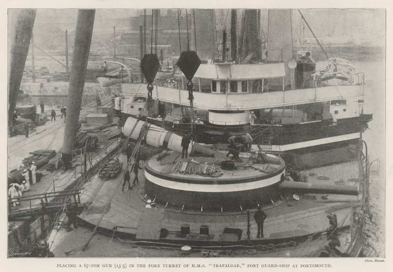 Het plaatsen van een 67-tons kanon (13.5) in de voorste toren van HMS Trafalgar, Port Guard-Ship in Portsmouth door English Photographer