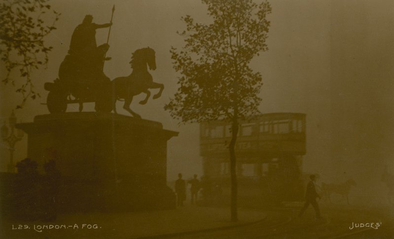 Ansichtkaart met een afbeelding van Londen in de smog door English Photographer