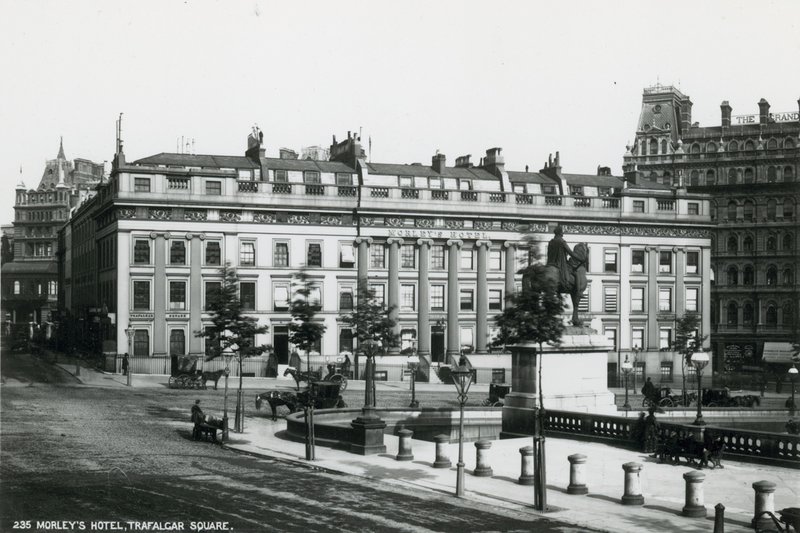 Ansichtkaart met een afbeelding van Morleys Hotel door English Photographer