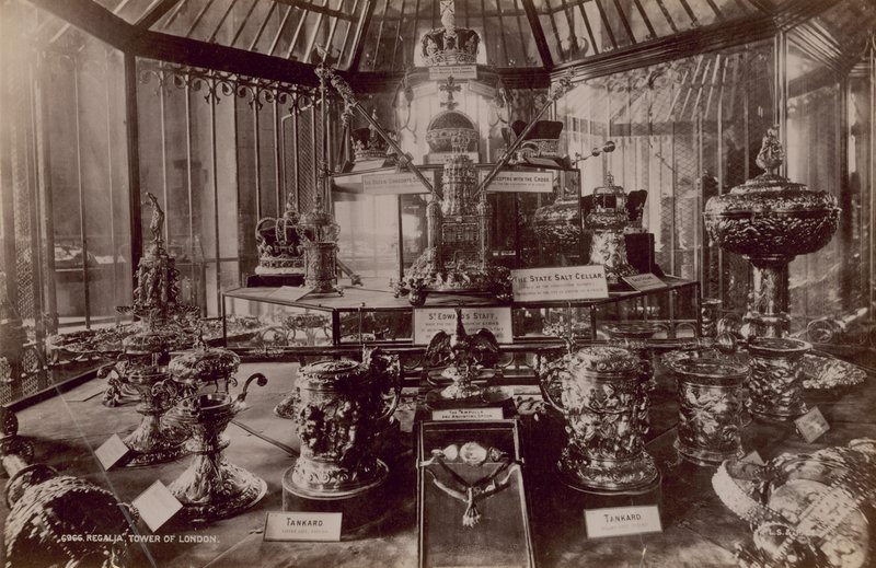 Ansichtkaart met een afbeelding van de regalia in de Tower of London door English Photographer