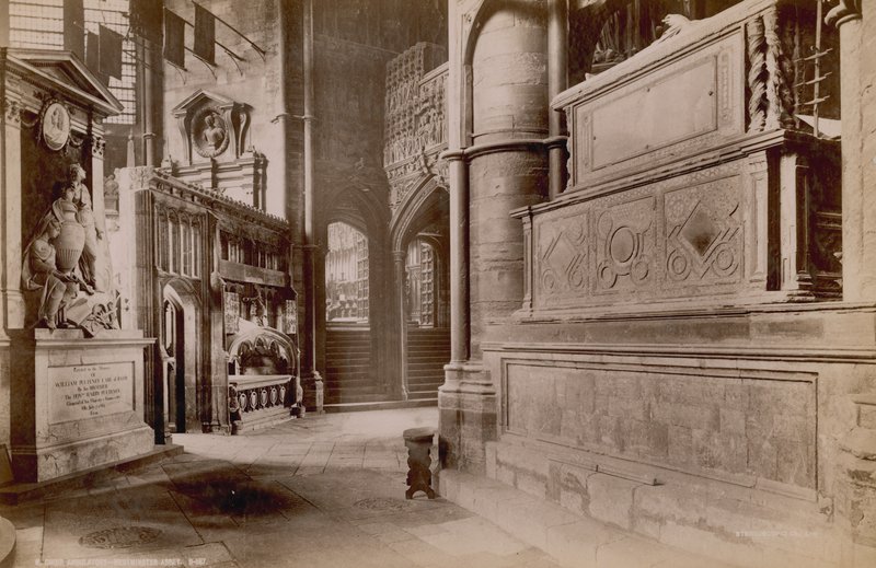 Ansichtkaart met een afbeelding van de kooromgang in Westminster Abbey door English Photographer