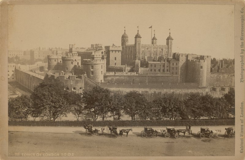Ansichtkaart met een afbeelding van de Tower of London door English Photographer