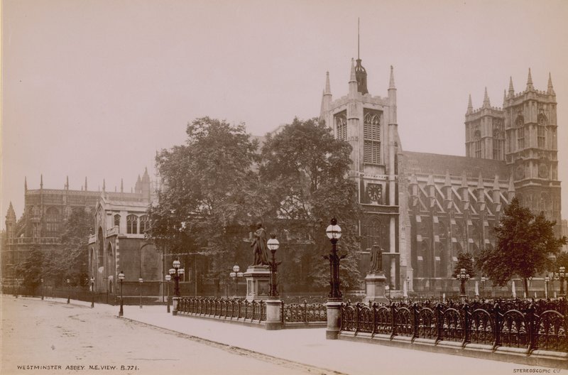 Ansichtkaart met een afbeelding van het noordoostelijke uitzicht op Westminster Abbey door English Photographer