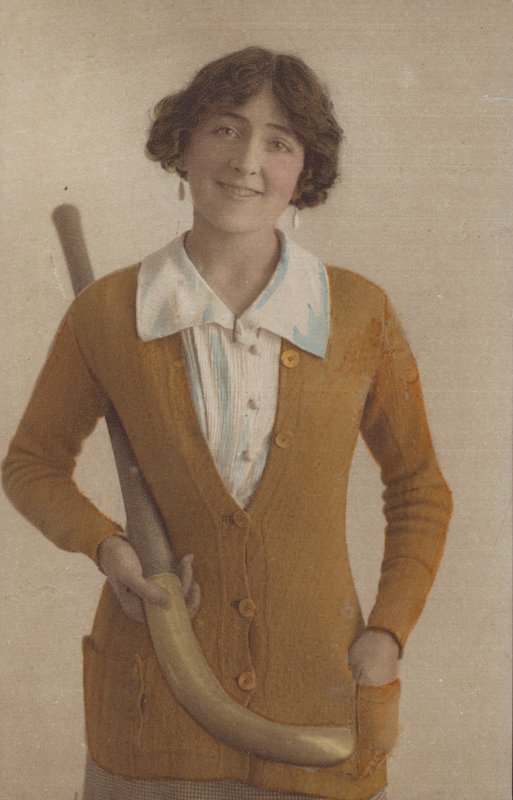 Mooi meisje, in gebreide trui, met pareloorbellen, met hockeystick door English Photographer