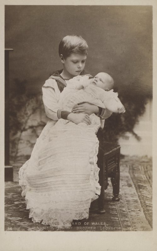 Prins Edward van Wales, die zijn babybroer George verzorgt door English Photographer