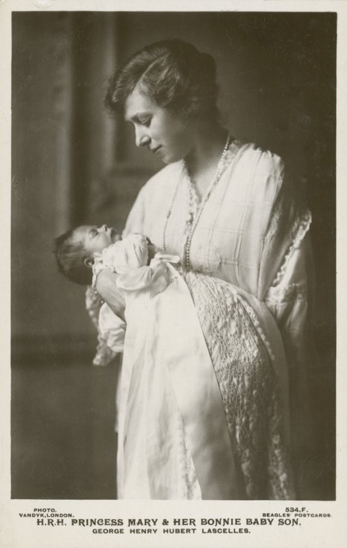 Prinses Mary, gravin Lascelles, met haar oudste zoon, George door English Photographer
