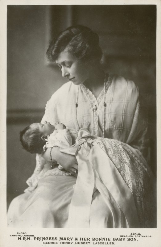 Prinses Mary, Viscountess Lascelles, met haar oudste zoon, George door English Photographer