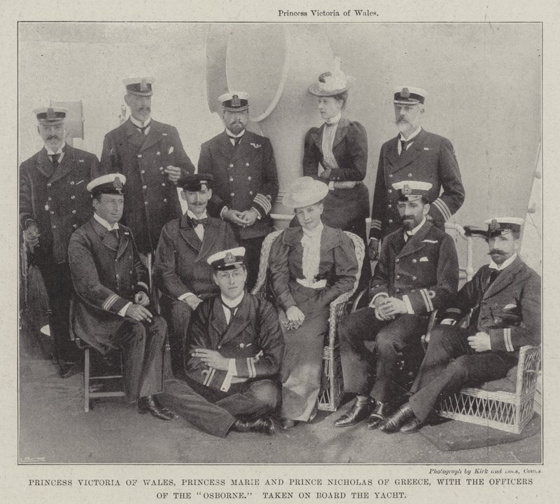 Prinses Victoria van Wales, prinses Marie en prins Nicholas van Griekenland, met de officieren van de Osborne, genomen aan boord van het jacht door English Photographer