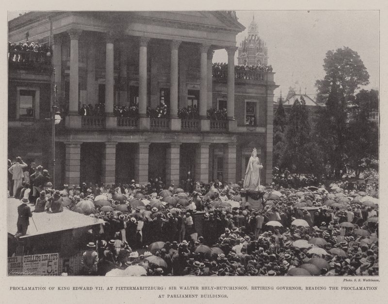 Uitroeping van koning Edward VII in Pietermaritzburg, Sir Walter Hely-Hutchinson, aftredend gouverneur, leest de proclamatie voor bij de parlementsgebouwen door English Photographer