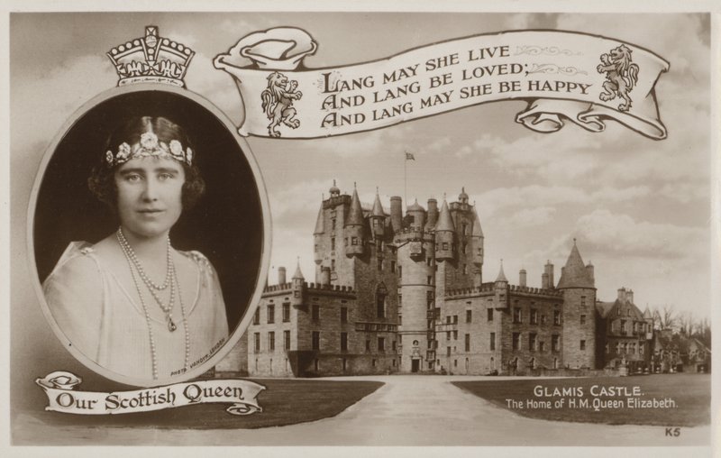 Koningin Elizabeth, gemalin van koning George VI door English Photographer