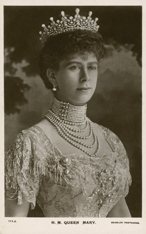 Koningin Mary, gemalin van koning George V door English Photographer