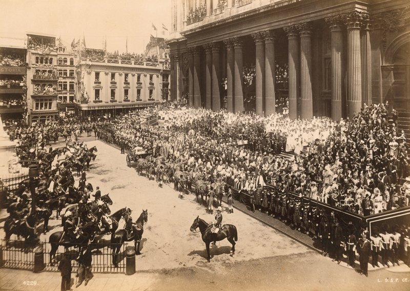 Koningin Victoria, Diamanten Jubileum processie bereikt St Pauls, 1897 door English Photographer