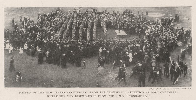 Terugkeer van het Nieuw-Zeelandse Contingent uit de Transvaal, Ontvangst in Port Chalmers, waar de Mannen ontscheepten van de RMS Tongariro door English Photographer
