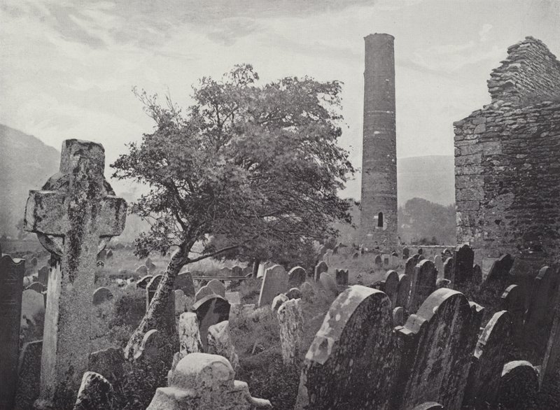 Ronde Toren, St Kevins Kruis en Keuken, Glendalough door English Photographer