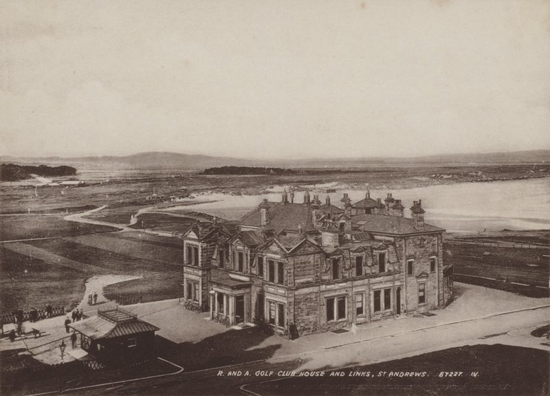 Royal and Ancient Golf Club House en Links, St Andrews door English Photographer