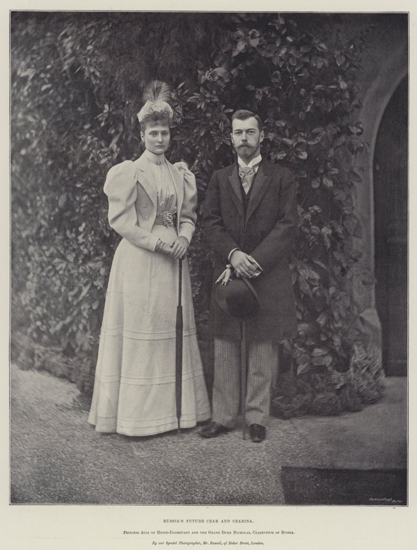 Ruslands Toekomstige Tsaar en Tsarina, Prinses Alix van Hessen-Darmstadt en de Groothertog Nicholas, Tsarevitsj van Rusland door English Photographer