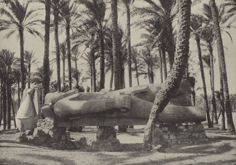 Standbeeld van Ramses II, liggend in de stad waarvan Jeremia zei dat ze zonder inwoners zou zijn door English Photographer