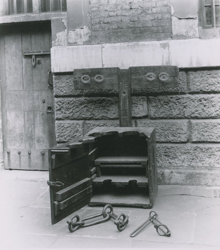 Stokken en boeien tentoongesteld in de Newgate-gevangenis door English Photographer