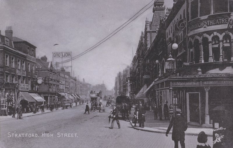 Stratford, Hoofdstraat, met Borough Theatre door English Photographer