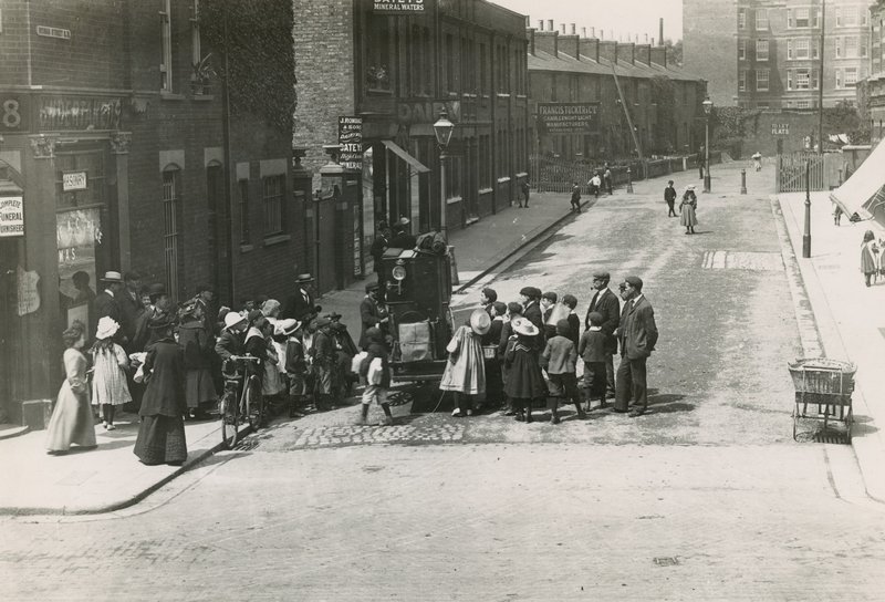 Straatartiesten op Weimar Street, nabij High Street, Putney door English Photographer