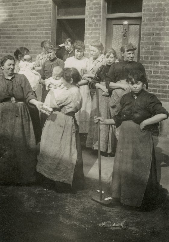 Straatscène, vrouwen en baby