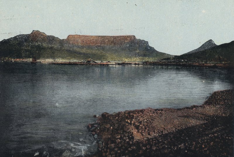 Tafelberg, Leeuwenkop en Duivelspiek, vanaf Tafelbaai door English Photographer