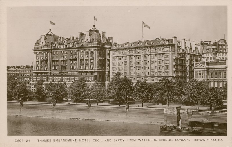 Thames Embankment Hotel Cecil en Savoy vanaf Waterloo Bridge, Londen door English Photographer