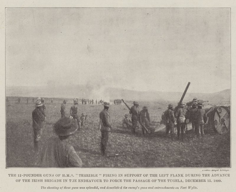 De 12-ponder kanonnen van HMS Terrible vuren ter ondersteuning van de linkerflank tijdens de opmars van de Ierse Brigade in een poging de Tugela over te steken, 15 december 1899 door English Photographer