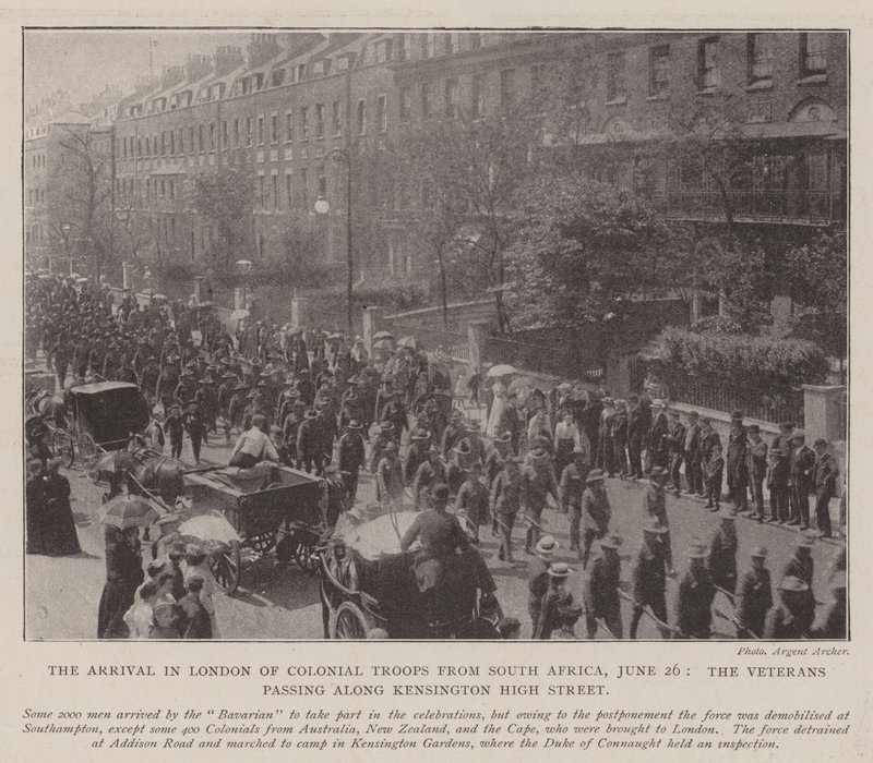 De Aankomst in Londen van Koloniale Troepen uit Zuid-Afrika, 26 juni, de Veteranen die langs Kensington High Street trekken door English Photographer