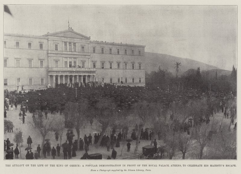 De Aanslag op het Leven van de Koning van Griekenland, een Populaire Demonstratie voor het Koninklijk Paleis, Athene, om de Ontsnapping van Zijne Majesteit te Vieren door English Photographer