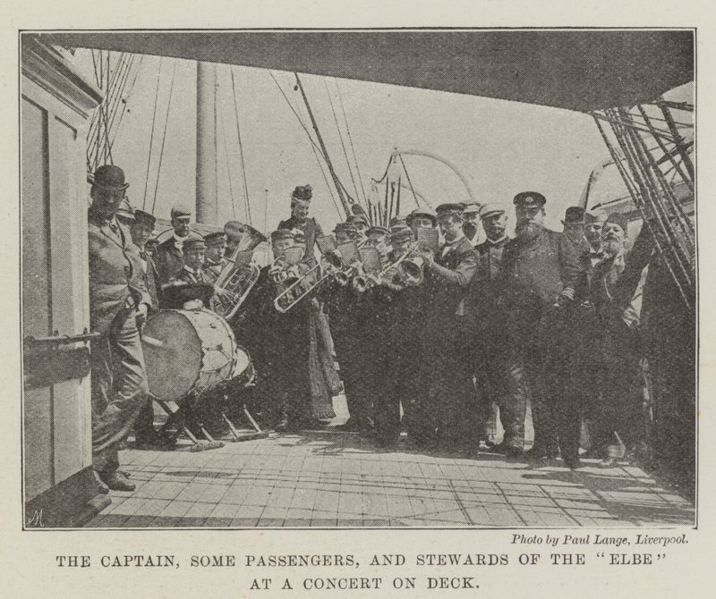 De kapitein, enkele passagiers en stewards van de Elbe bij een concert op het dek door English Photographer