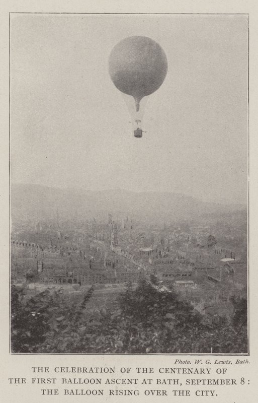 De viering van het eeuwfeest van de eerste ballonvaart in Bath, 8 september, de ballon stijgt op boven de stad door English Photographer