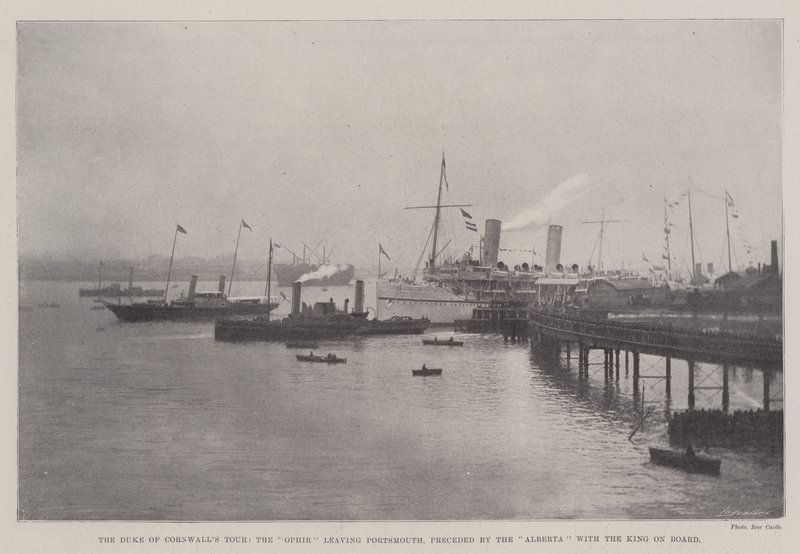De Tour van de Hertog van Cornwall, de Ophir vertrekt uit Portsmouth, voorafgegaan door de Alberta met de Koning aan Boord door English Photographer