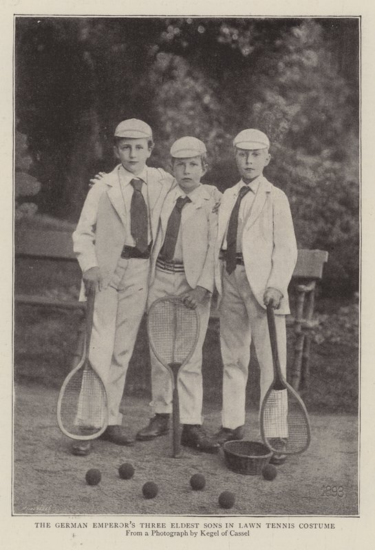 De drie oudste zonen van de Duitse Keizer in lawn tennis kostuum door English Photographer