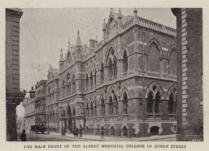 De hoofdingang van het Albert Memorial College in Queen Street door English Photographer