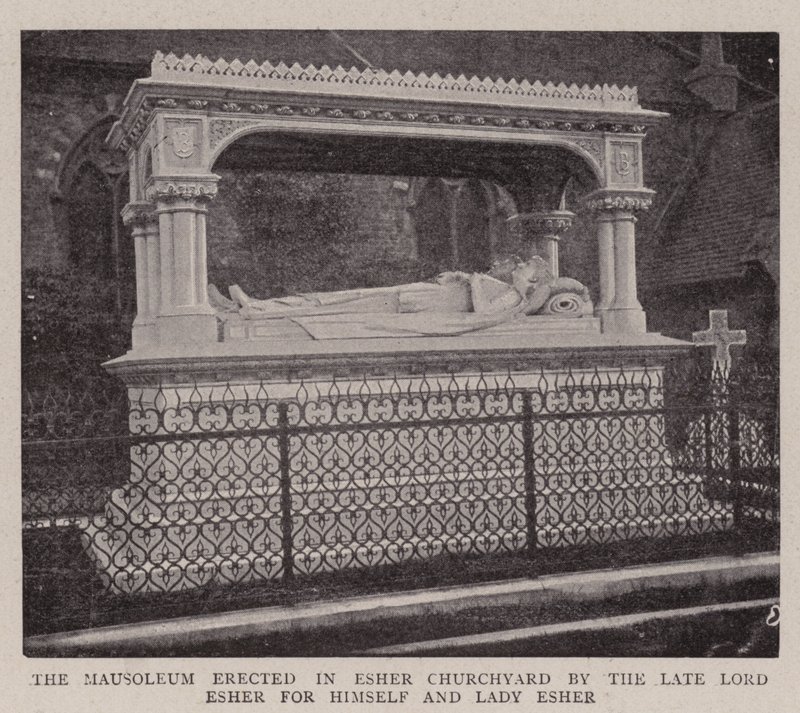Het mausoleum opgericht in Esher Churchyard door de overleden Lord Esher voor zichzelf en Lady Esher door English Photographer