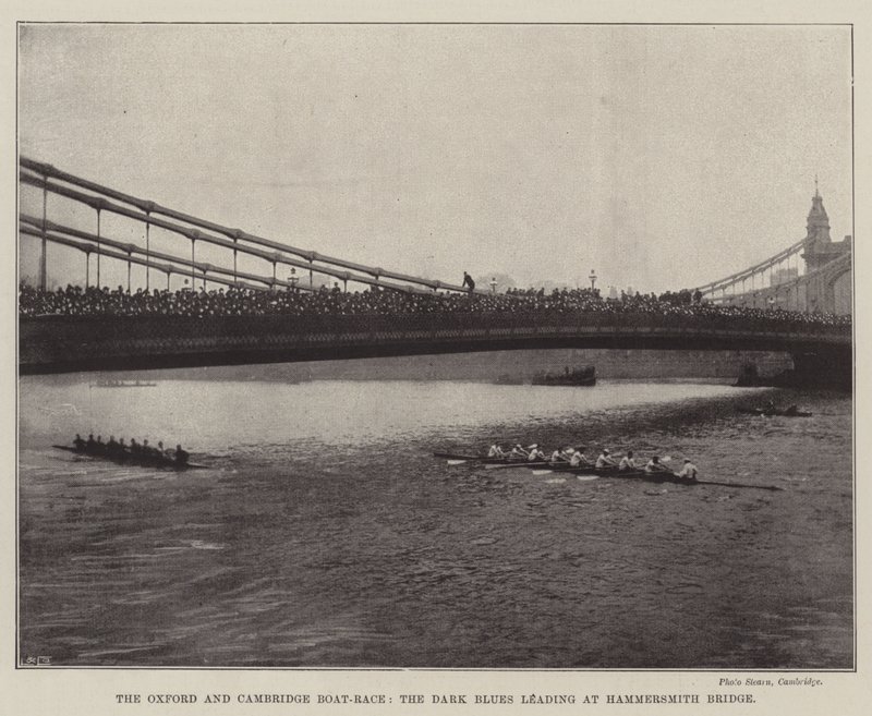 De Oxford en Cambridge Bootrace, de Donkerblauwen leiden bij Hammersmith Bridge door English Photographer