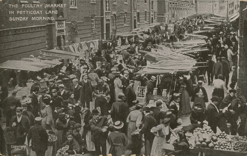 De pluimveemarkt, Petticoat Lane, zondagochtend door English Photographer