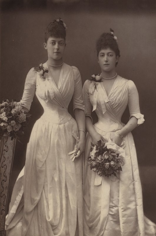 De Prinsessen Victoria en Maud van Wales door English Photographer