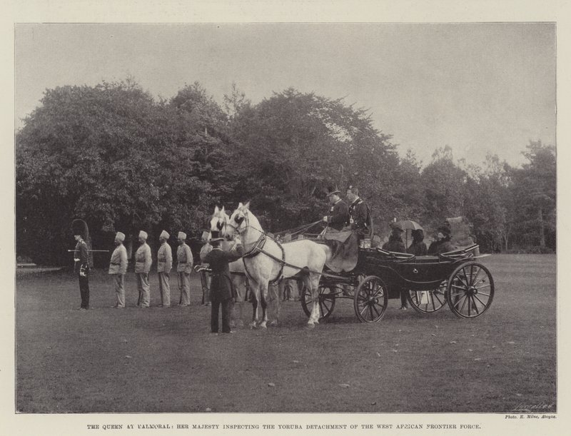 De koningin in Balmoral, Hare Majesteit inspecteert het Yoruba detachement van de West-Afrikaanse grensmacht door English Photographer