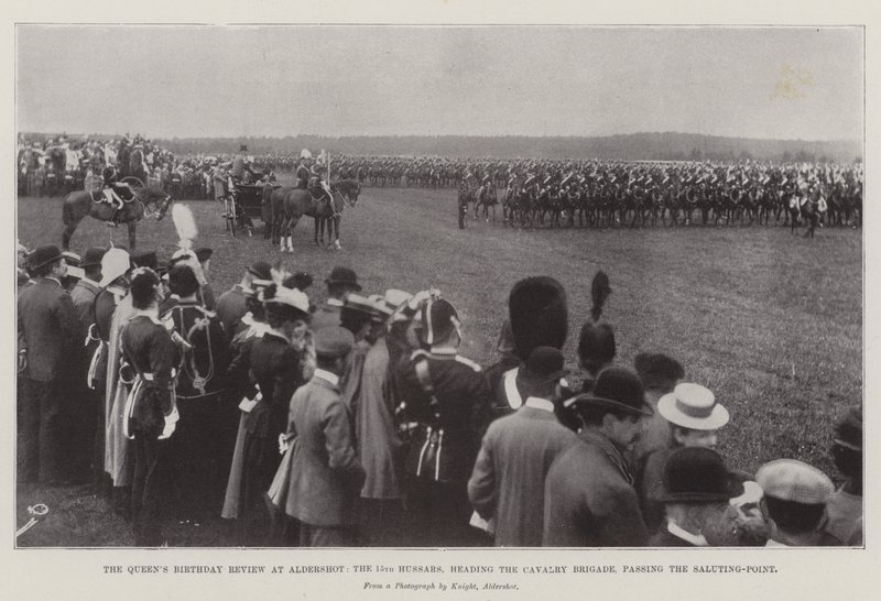 De Verjaardagsparade van de Koningin in Aldershot, de 15e Huzaren, aan het hoofd van de Cavaleriebrigade, passeren het Saluutpunt door English Photographer