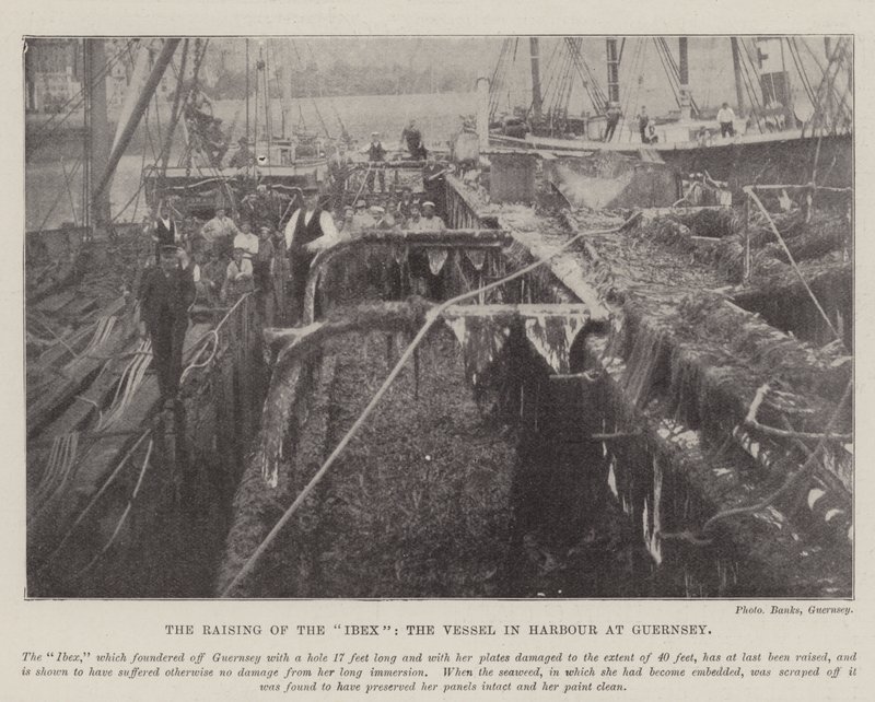 Het hijsen van de Ibex, het schip in de haven van Guernsey door English Photographer