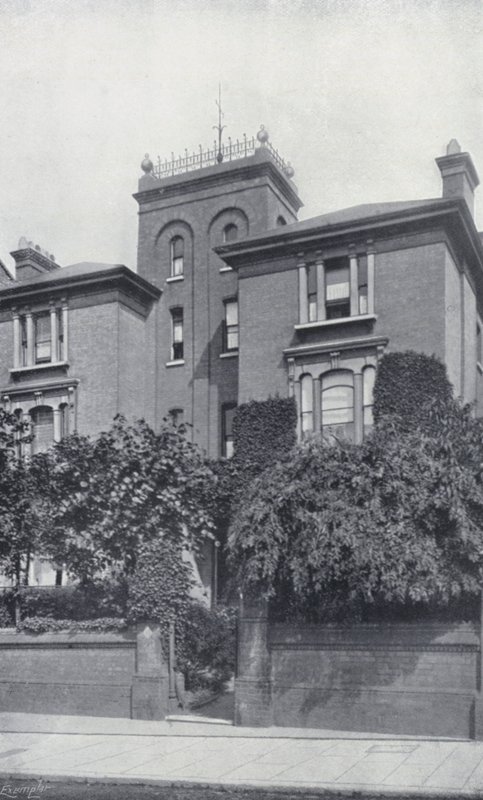 De Residentie van Theodore Watts-Dunton en Algernon C Swinburne, The Pines, Putney (zw/w foto) door English Photographer