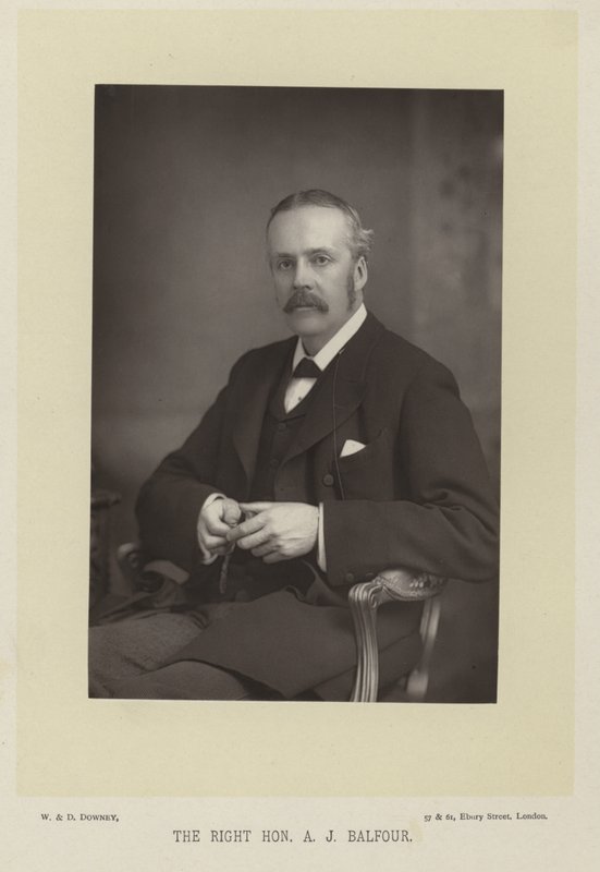 De Zeer Eerwaarde A. J. Balfour door English Photographer