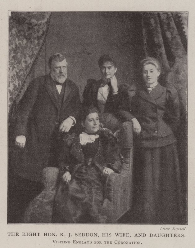 De Zeer Eerwaarde R J Seddon, zijn Vrouw en Dochters, op bezoek in Engeland voor de Kroning door English Photographer